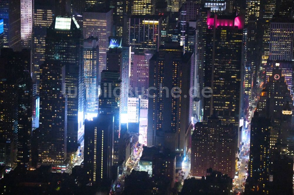 New York bei Nacht aus der Vogelperspektive: Nachtluftbild Stadtzentrum mit der Skyline am Times Squar - Broadway in New York in USA