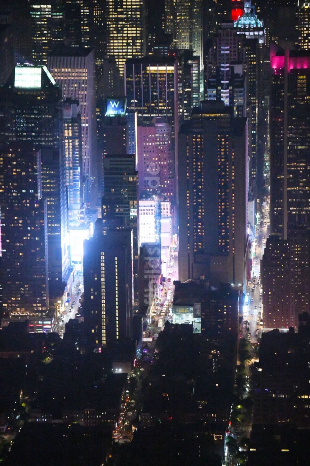 Nachtluftbild New York - Nachtluftbild Stadtzentrum mit der Skyline am Times Squar - Broadway in New York in USA