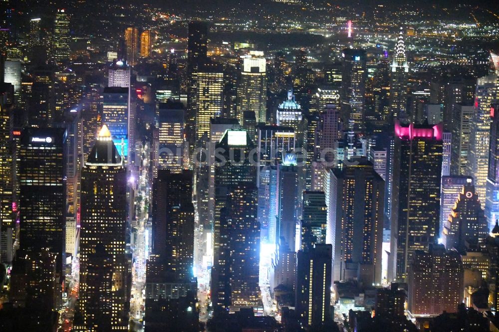 New York bei Nacht von oben - Nachtluftbild Stadtzentrum mit der Skyline am Times Squar - Broadway in New York in USA