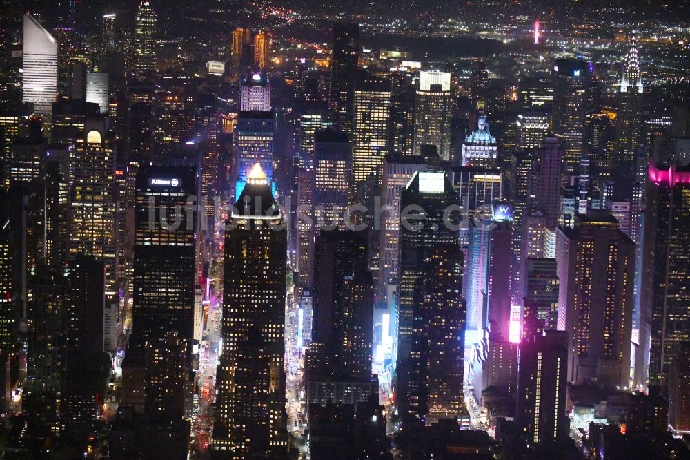 New York bei Nacht aus der Vogelperspektive: Nachtluftbild Stadtzentrum mit der Skyline am Times Squar - Broadway in New York in USA
