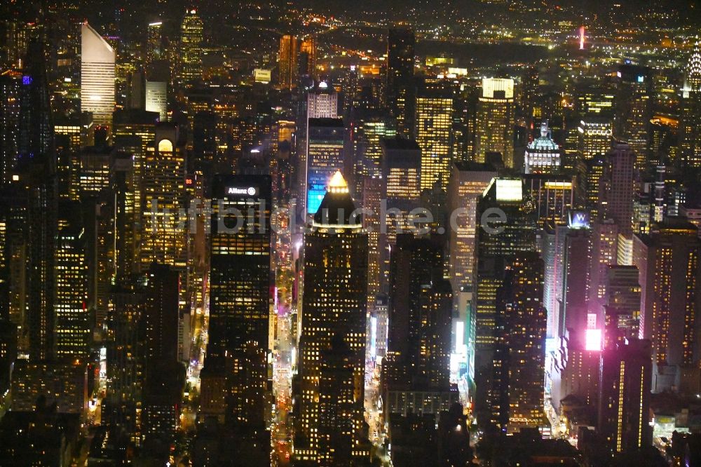 Nachtluftbild New York - Nachtluftbild Stadtzentrum mit der Skyline am Times Squar - Broadway in New York in USA