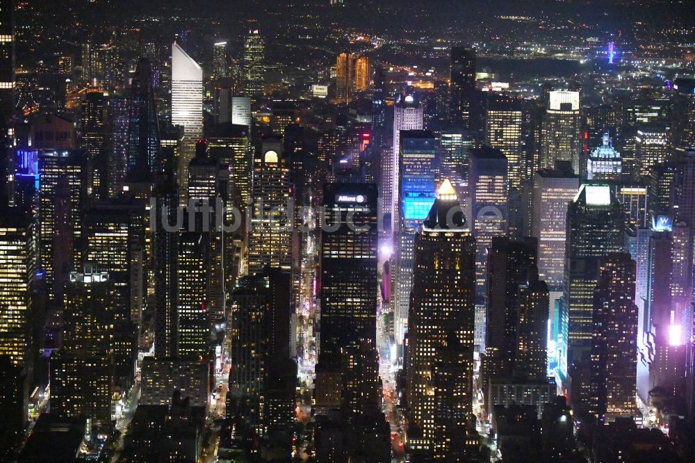 Nacht-Luftaufnahme New York - Nachtluftbild Stadtzentrum mit der Skyline am Times Squar - Broadway in New York in USA