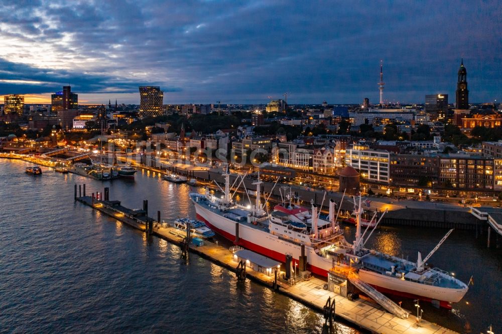 Nachtluftbild Hamburg - Nachtluftbild Stückgutfrachter und Museumsschiff Cap San Diego am Ufer des Flußverlaufes der Elbe in Hamburg, Deutschland