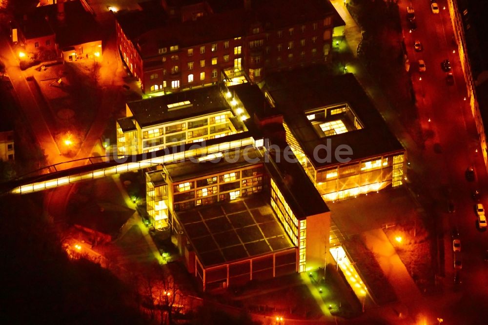 Nacht-Luftaufnahme Brandenburg an der Havel - Nachtluftbild Städtische Klinikum in Brandenburg an der Havel im Bundesland Brandenburg, Deutschland