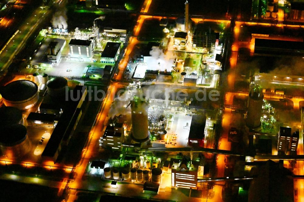Nacht-Luftaufnahme Priesteritz - Nachtluftbild Stickstoffwerk Piesteritz im Agro-Chemie Park Priesteritz im Bundesland Sachsen-Anhalt
