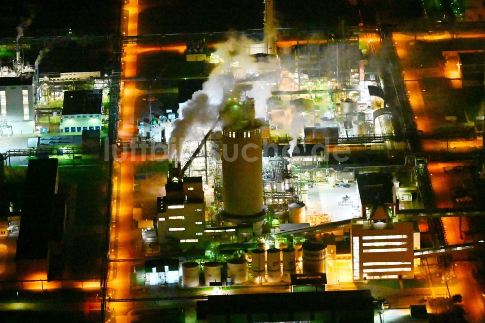 Priesteritz bei Nacht aus der Vogelperspektive: Nachtluftbild Stickstoffwerk Piesteritz im Agro-Chemie Park Priesteritz im Bundesland Sachsen-Anhalt