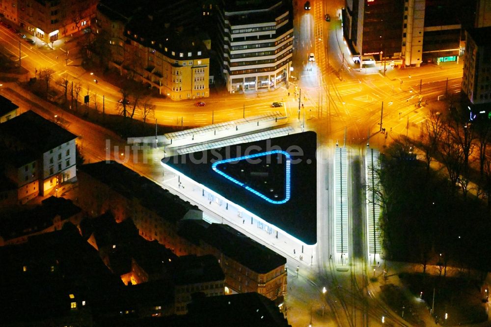 Nachtluftbild Augsburg - Nachtluftbild Straßenbahn - Haltestellendreieck Königsplatz in Augsburg im Bundesland Bayern, Deutschland