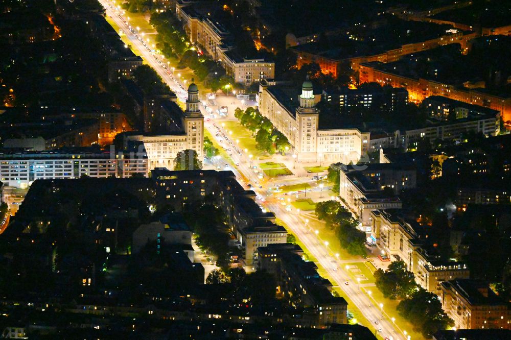 Nachtluftbild Berlin - Nachtluftbild Straßenführung der bekannten Flaniermeile und Einkaufsstraße Frankfurter Allee mit dem Platz Frankfurter Tor und dem Kinogebäude KOSMOS in Berlin