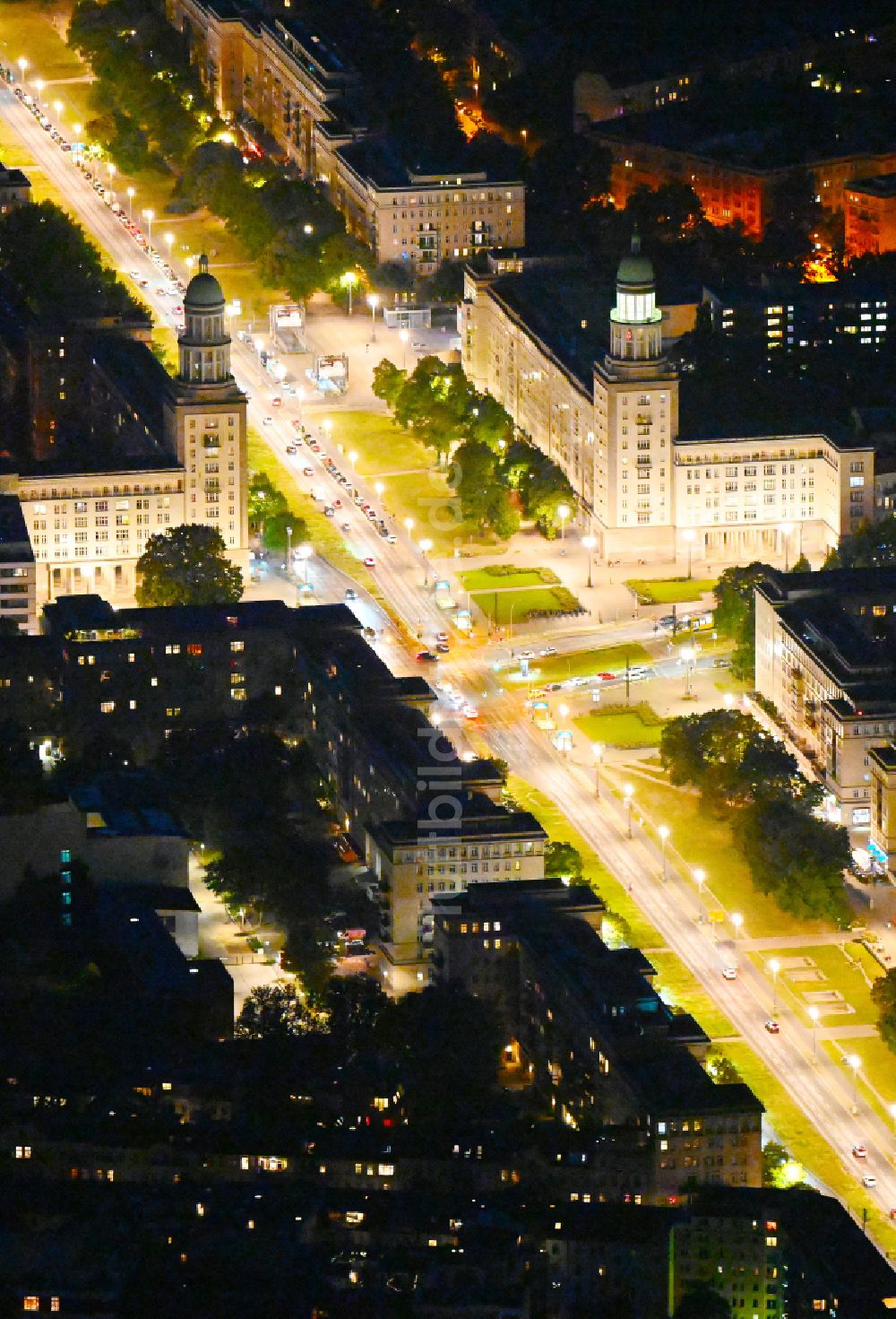 Nacht-Luftaufnahme Berlin - Nachtluftbild Straßenführung der bekannten Flaniermeile und Einkaufsstraße Frankfurter Allee mit dem Platz Frankfurter Tor und dem Kinogebäude KOSMOS in Berlin