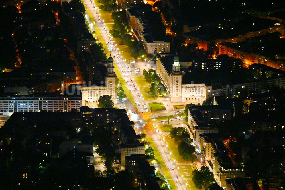 Berlin bei Nacht von oben - Nachtluftbild Straßenführung der bekannten Flaniermeile und Einkaufsstraße Frankfurter Allee mit dem Platz Frankfurter Tor und dem Kinogebäude KOSMOS in Berlin