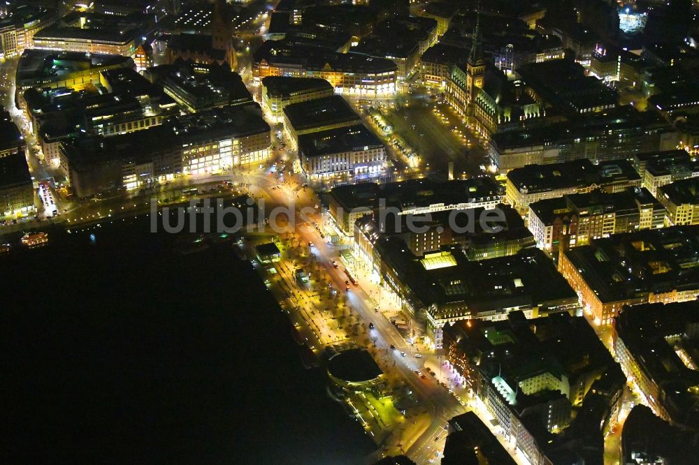 Hamburg bei Nacht von oben - Nachtluftbild Straßenführung der bekannten Flaniermeile und Einkaufsstraße Jungfernstieg in Hamburg, Deutschland