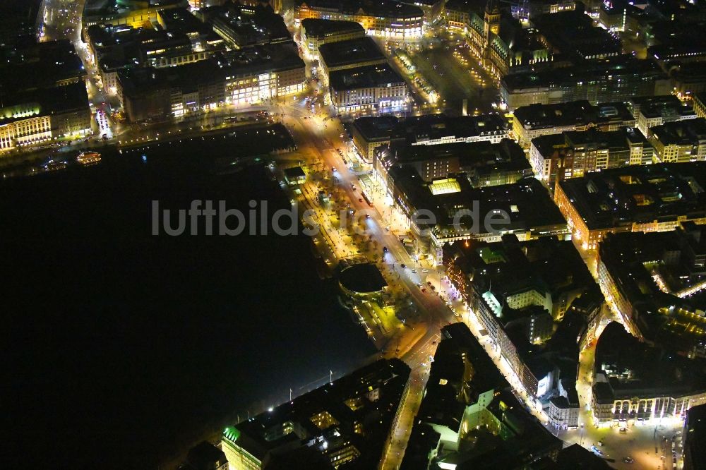 Hamburg bei Nacht aus der Vogelperspektive: Nachtluftbild Straßenführung der bekannten Flaniermeile und Einkaufsstraße Jungfernstieg in Hamburg, Deutschland