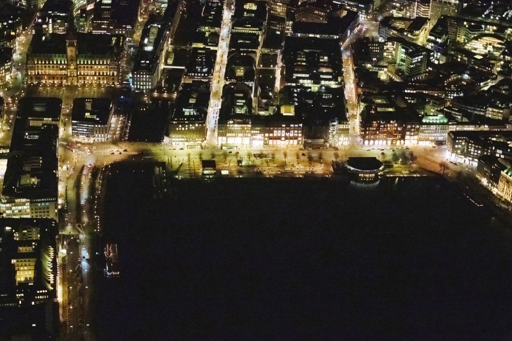 Nacht-Luftaufnahme Hamburg - Nachtluftbild Straßenführung der bekannten Flaniermeile und Einkaufsstraße Jungfernstieg in Hamburg, Deutschland
