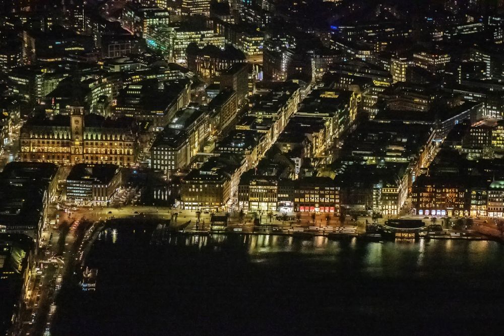Nachtluftbild Hamburg - Nachtluftbild Straßenführung der bekannten Flaniermeile und Einkaufsstraße Jungfernstieg in Hamburg, Deutschland