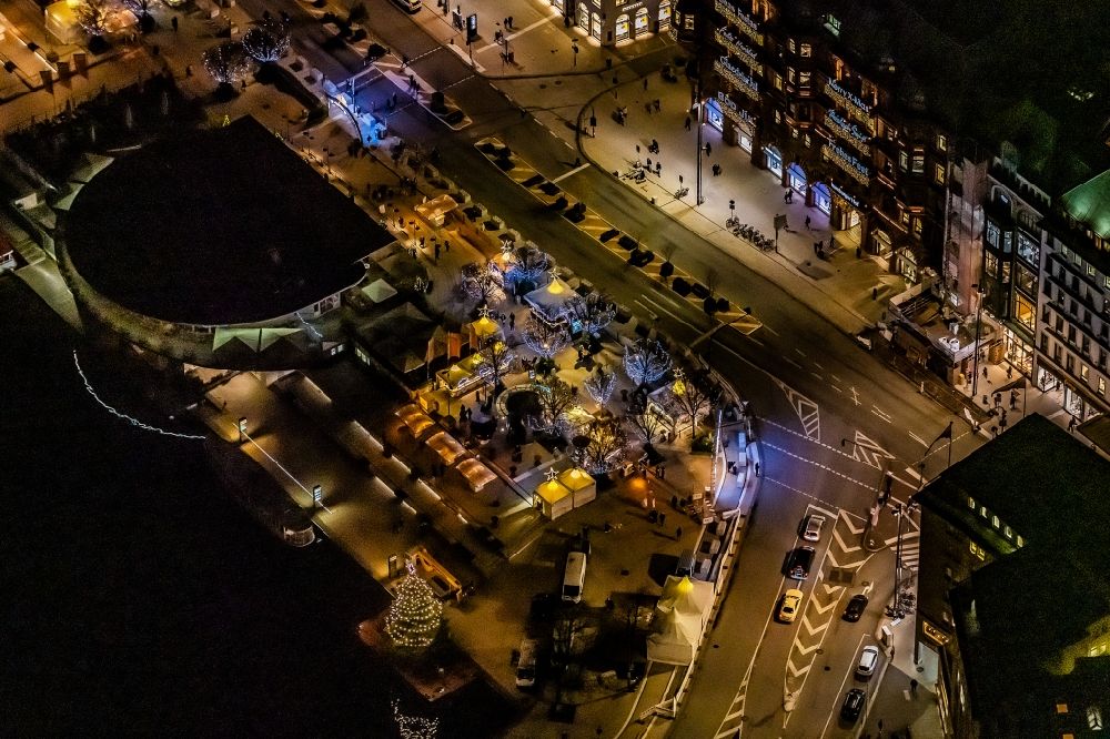 Hamburg bei Nacht aus der Vogelperspektive: Nachtluftbild Straßenführung der bekannten Flaniermeile und Einkaufsstraße Jungfernstieg in Hamburg, Deutschland