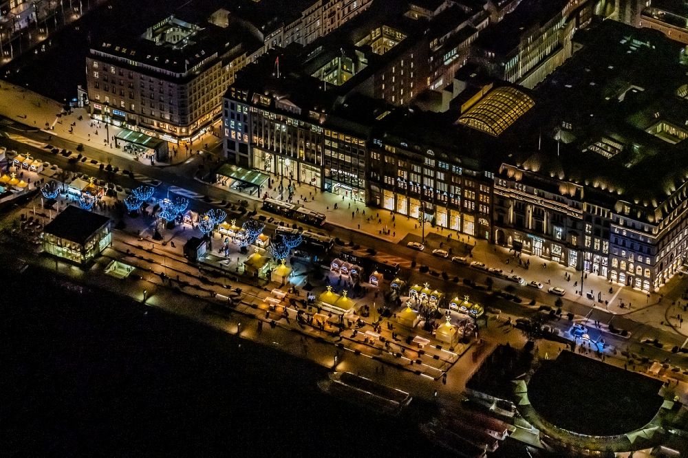 Nachtluftbild Hamburg - Nachtluftbild Straßenführung der bekannten Flaniermeile und Einkaufsstraße Jungfernstieg in Hamburg, Deutschland