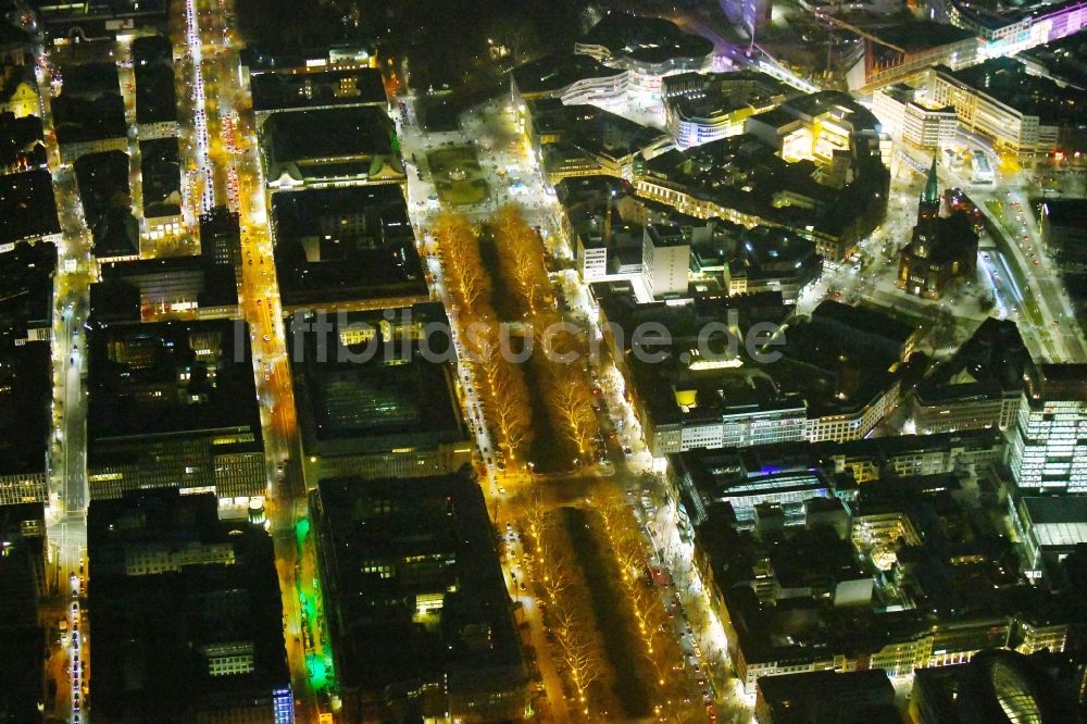 Düsseldorf bei Nacht von oben - Nachtluftbild Straßenführung der bekannten Flaniermeile und Einkaufsstraße Königsallee im Ortsteil Stadtmitte in Düsseldorf im Bundesland Nordrhein-Westfalen, Deutschland