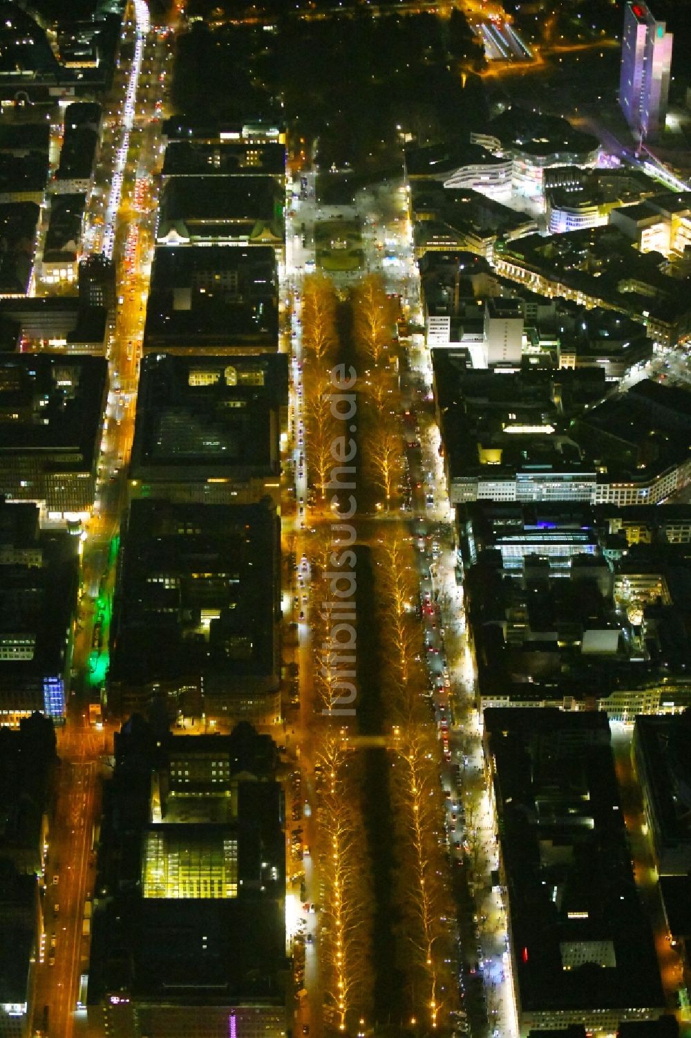 Nachtluftbild Düsseldorf - Nachtluftbild Straßenführung der bekannten Flaniermeile und Einkaufsstraße Königsallee im Ortsteil Stadtmitte in Düsseldorf im Bundesland Nordrhein-Westfalen, Deutschland