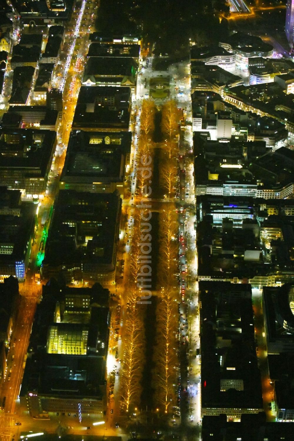 Nacht-Luftaufnahme Düsseldorf - Nachtluftbild Straßenführung der bekannten Flaniermeile und Einkaufsstraße Königsallee im Ortsteil Stadtmitte in Düsseldorf im Bundesland Nordrhein-Westfalen, Deutschland