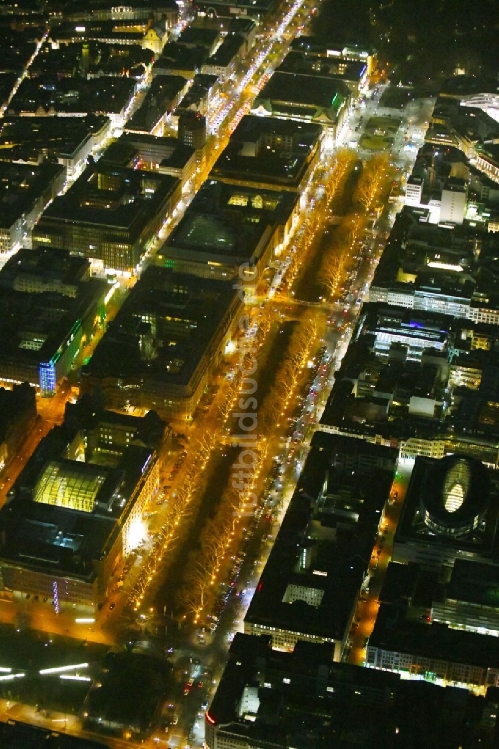 Düsseldorf bei Nacht von oben - Nachtluftbild Straßenführung der bekannten Flaniermeile und Einkaufsstraße Königsallee im Ortsteil Stadtmitte in Düsseldorf im Bundesland Nordrhein-Westfalen, Deutschland