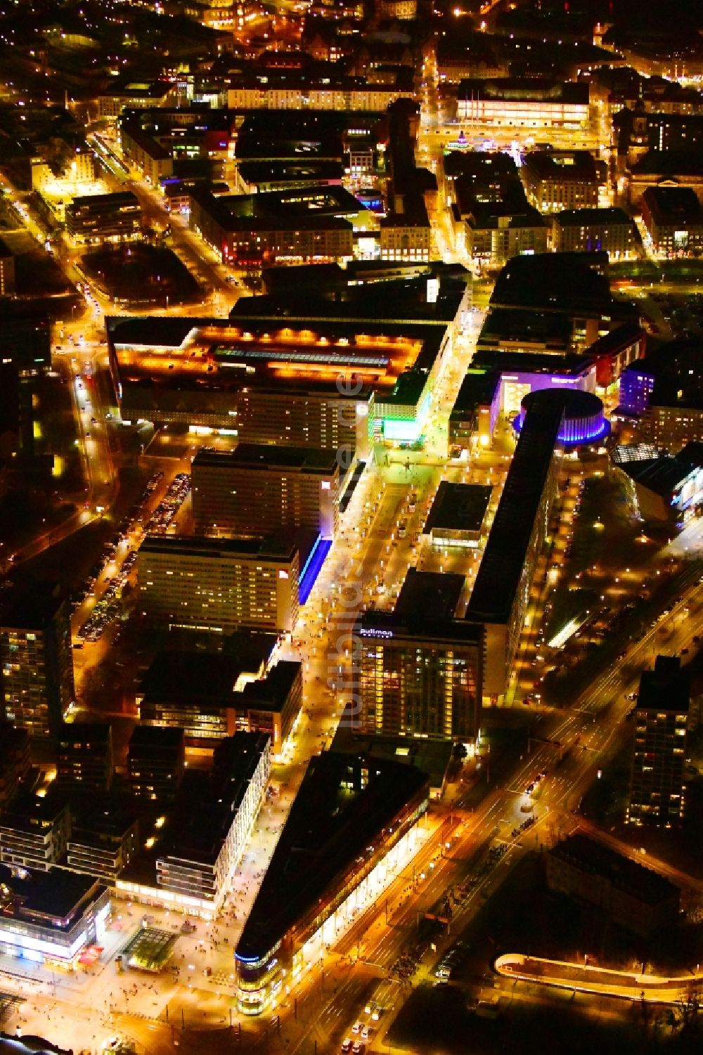 Nachtluftbild Dresden - Nachtluftbild Straßenführung der bekannten Flaniermeile und Einkaufsstraße Prager Straße im Ortsteil Seevorstadt West in Dresden im Bundesland Sachsen, Deutschland