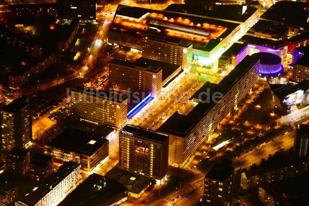Nacht-Luftaufnahme Dresden - Nachtluftbild Straßenführung der bekannten Flaniermeile und Einkaufsstraße Prager Straße im Ortsteil Seevorstadt West in Dresden im Bundesland Sachsen, Deutschland