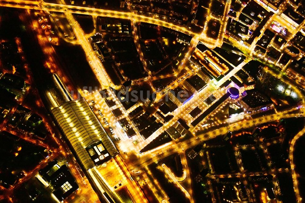 Nachtluftbild Dresden - Nachtluftbild Straßenführung der bekannten Flaniermeile und Einkaufsstraße Prager Straße im Ortsteil Seevorstadt West in Dresden im Bundesland Sachsen, Deutschland