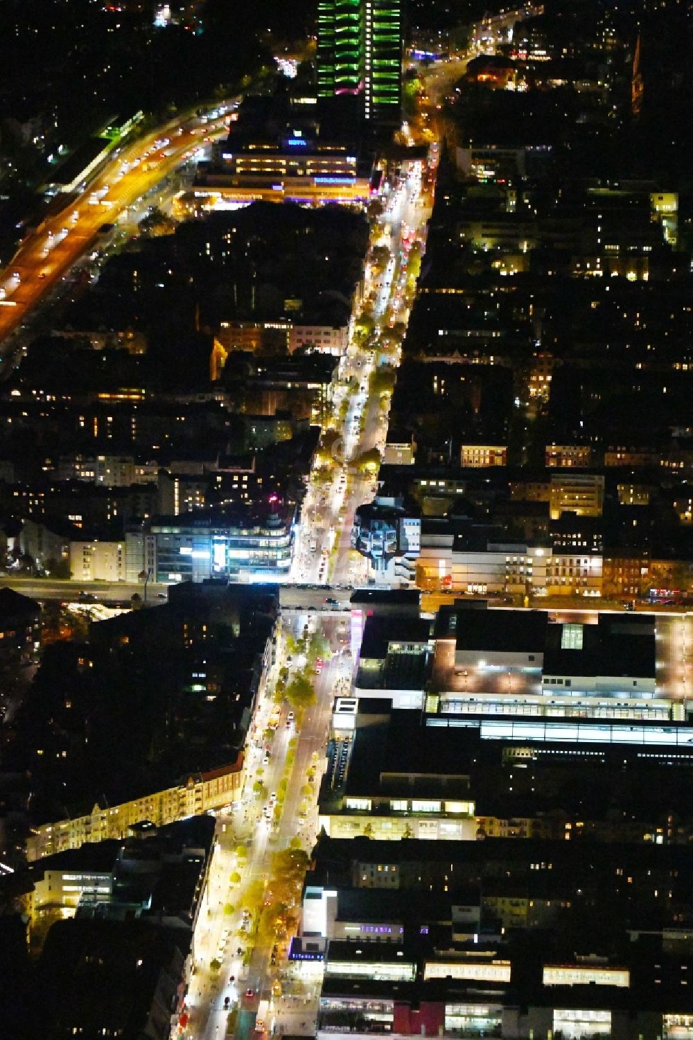 Nachtluftbild Berlin - Nachtluftbild Straßenführung der bekannten Flaniermeile und Einkaufsstraße Schloßstraße im Ortsteil Steglitz in Berlin, Deutschland