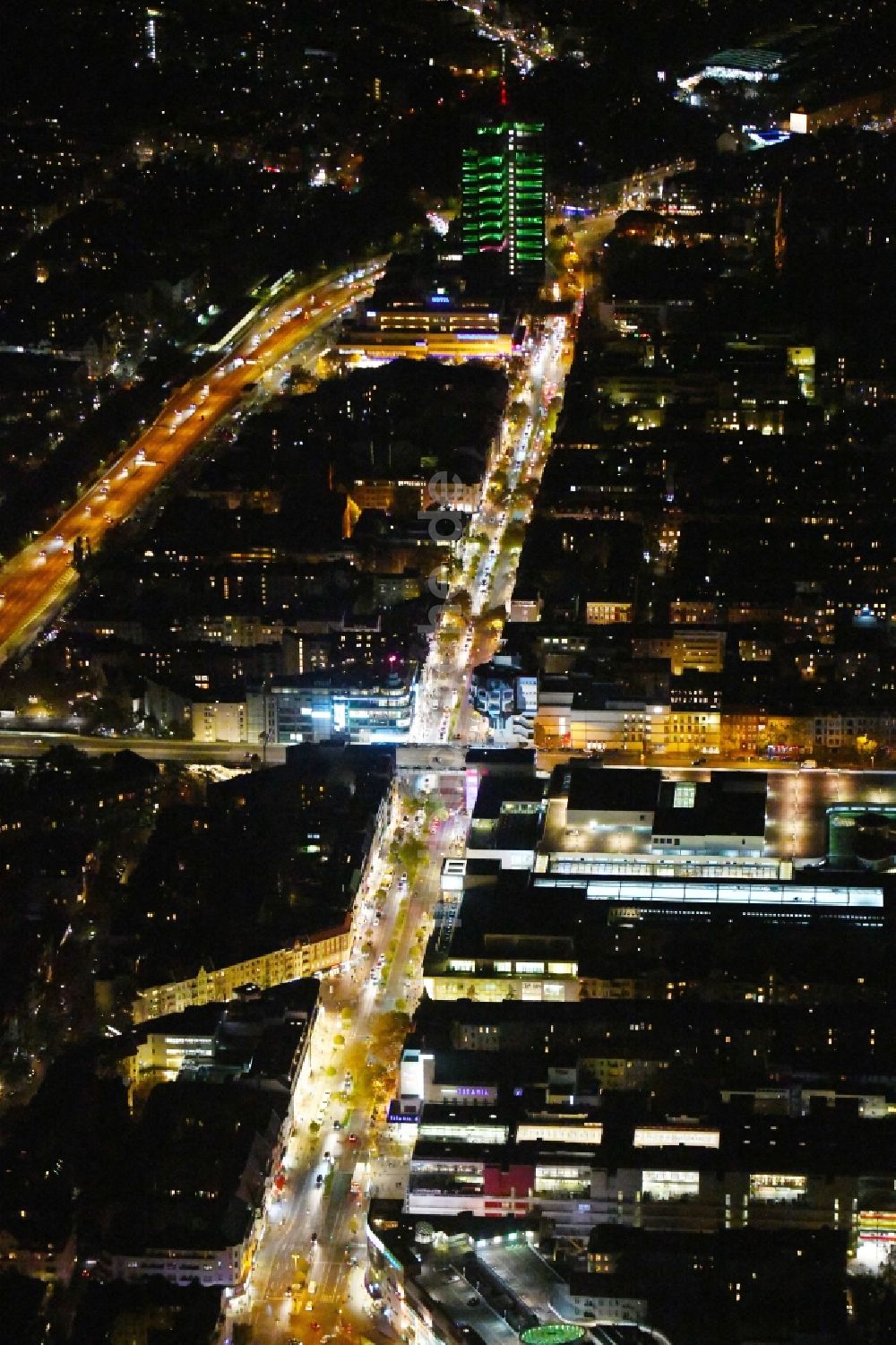 Nacht-Luftaufnahme Berlin - Nachtluftbild Straßenführung der bekannten Flaniermeile und Einkaufsstraße Schloßstraße im Ortsteil Steglitz in Berlin, Deutschland