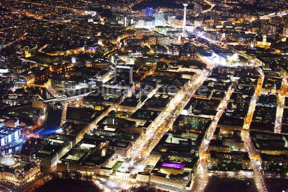 Nachtluftbild Berlin - Nachtluftbild Straßenführung der bekannten Flaniermeile und Einkaufsstraße Unter den Linden mit dem Pariser Platz am Brandenburger Tor in Berlin