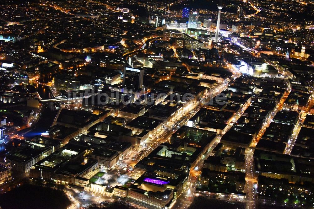 Nacht-Luftaufnahme Berlin - Nachtluftbild Straßenführung der bekannten Flaniermeile und Einkaufsstraße Unter den Linden mit dem Pariser Platz am Brandenburger Tor in Berlin