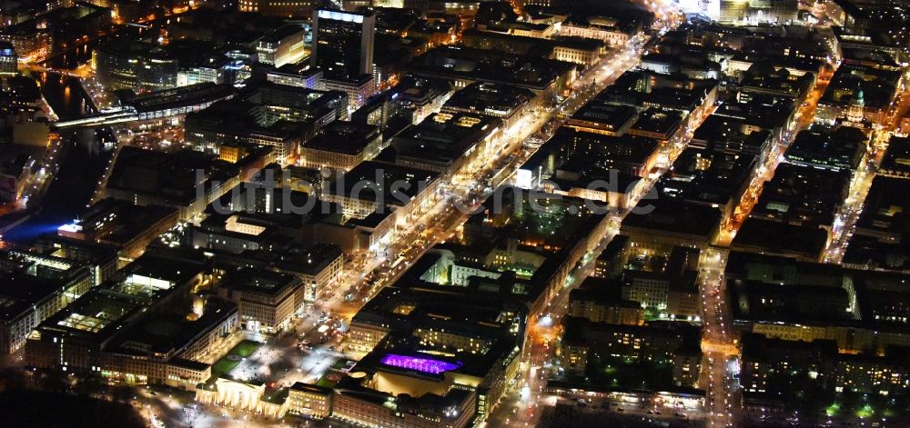 Berlin bei Nacht von oben - Nachtluftbild Straßenführung der bekannten Flaniermeile und Einkaufsstraße Unter den Linden mit dem Pariser Platz am Brandenburger Tor in Berlin