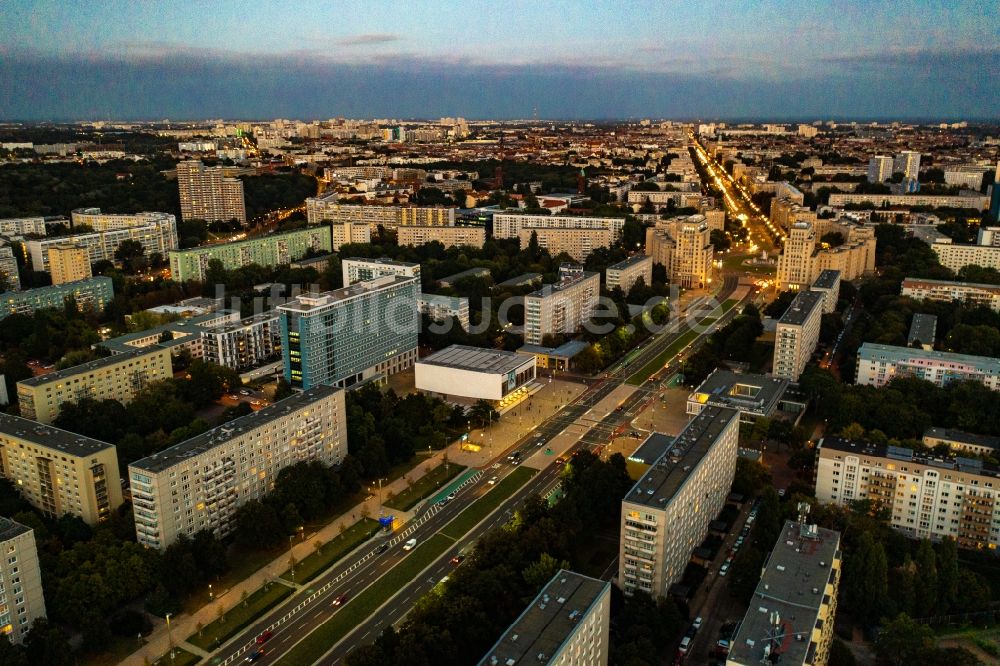 Berlin bei Nacht von oben - Nachtluftbild Straßenführung der Flaniermeile Karl-Marx-Allee in Berlin, Deutschland
