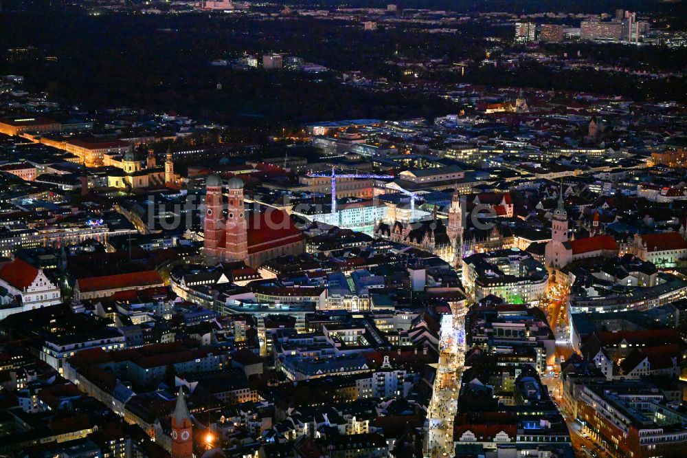 München bei Nacht von oben - Nachtluftbild Straßenführung der Flaniermeile in München im Bundesland Bayern, Deutschland