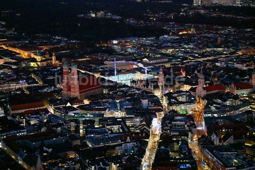 München bei Nacht aus der Vogelperspektive: Nachtluftbild Straßenführung der Flaniermeile in München im Bundesland Bayern, Deutschland