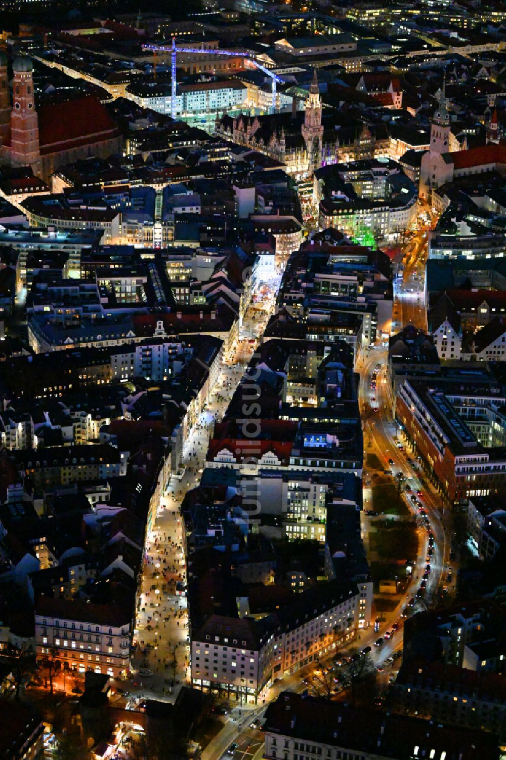 Nachtluftbild München - Nachtluftbild Straßenführung der Flaniermeile in München im Bundesland Bayern, Deutschland