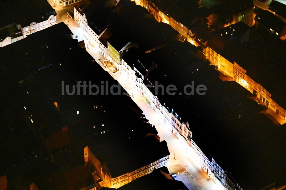 Nacht-Luftaufnahme Mühlhausen - Nachtluftbild Straßenführung der Flaniermeile Steinweg in Mühlhausen im Bundesland Thüringen, Deutschland