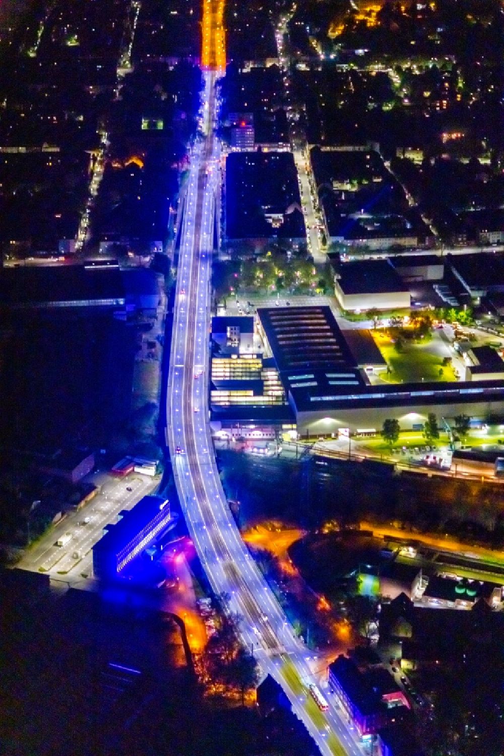 Gelsenkirchen bei Nacht aus der Vogelperspektive: Nachtluftbild Straßenführung der Kurt-Schumacher-Straße in Gelsenkirchen im Bundesland Nordrhein-Westfalen, Deutschland