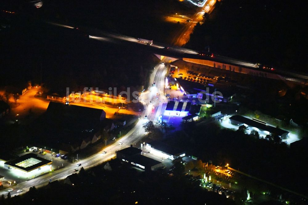 Nacht-Luftaufnahme Fürstenwalde/Spree - Nachtluftbild Straßenführung der Saarower Chaussee in Fürstenwalde/Spree im Bundesland Brandenburg, Deutschland