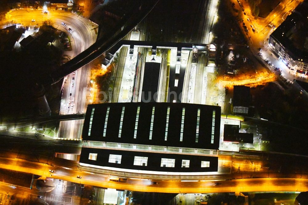 Berlin bei Nacht aus der Vogelperspektive: Nachtluftbild Strecken- Ausbau am Bahnhof Ostkreuz im Stadtteil Friedrichshain von Berlin