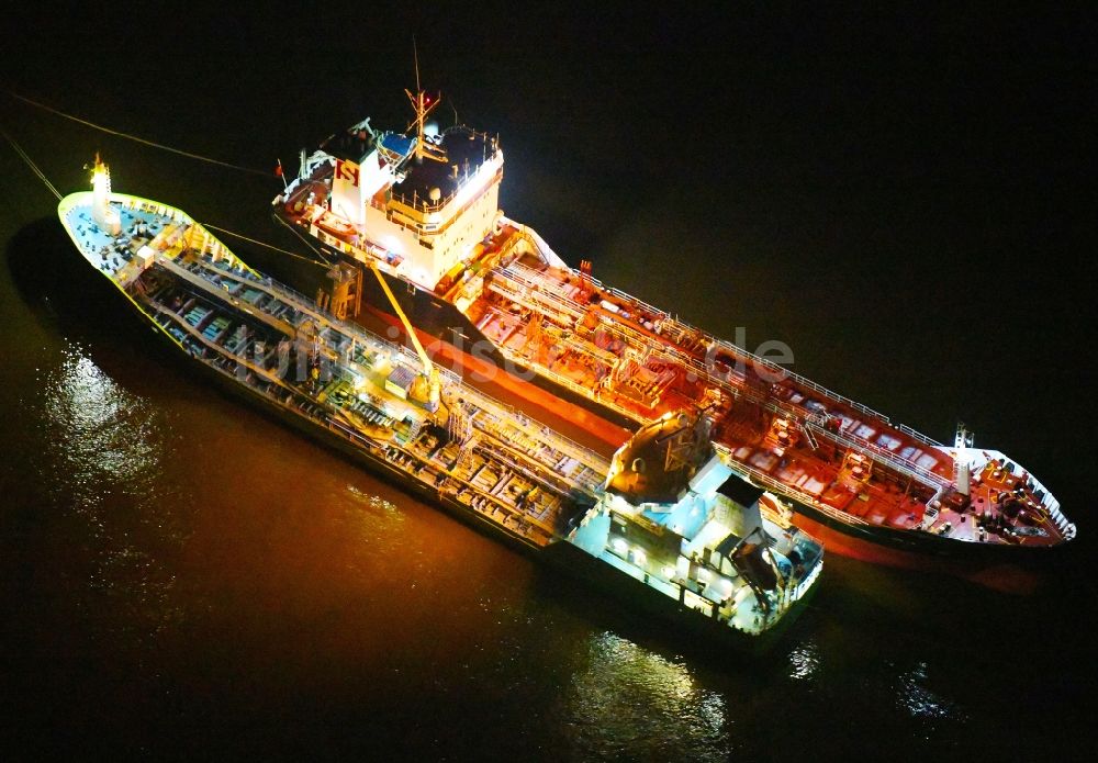 Hamburg bei Nacht aus der Vogelperspektive: Nachtluftbild Tankschiffe für Öl und Chemie im Ortsteil HafenCity in Hamburg, Deutschland
