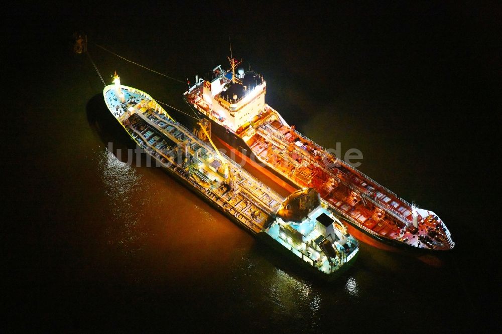 Nacht-Luftaufnahme Hamburg - Nachtluftbild Tankschiffe für Öl und Chemie im Ortsteil HafenCity in Hamburg, Deutschland