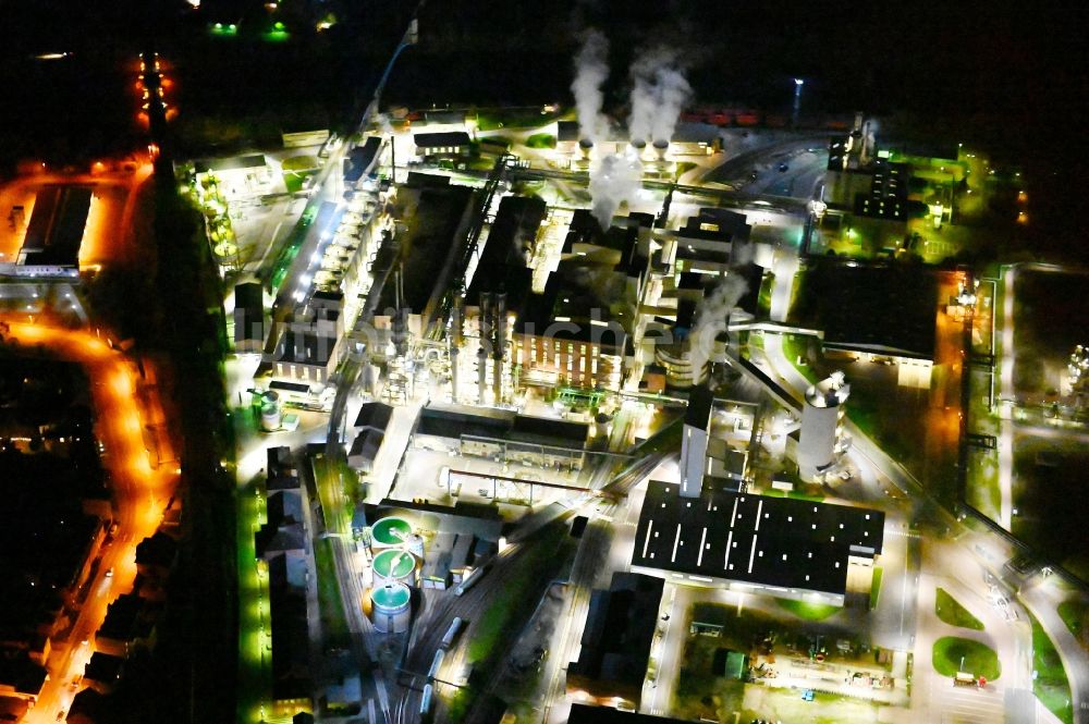 Nachtluftbild Bernburg (Saale) - Nachtluftbild Technische Anlagen im Industriegebiet des Industriepark Solvay in Bernburg (Saale) im Bundesland Sachsen-Anhalt, Deutschland