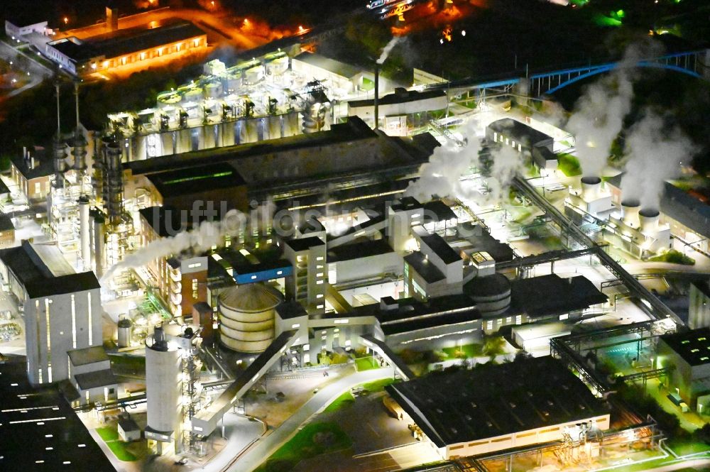 Bernburg (Saale) bei Nacht von oben - Nachtluftbild Technische Anlagen im Industriegebiet des Industriepark Solvay in Bernburg (Saale) im Bundesland Sachsen-Anhalt, Deutschland