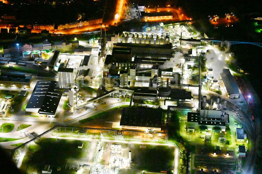 Nacht-Luftaufnahme Bernburg (Saale) - Nachtluftbild Technische Anlagen im Industriegebiet des Industriepark Solvay in Bernburg (Saale) im Bundesland Sachsen-Anhalt, Deutschland
