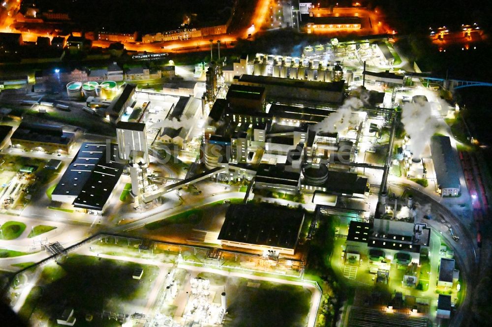 Bernburg (Saale) bei Nacht von oben - Nachtluftbild Technische Anlagen im Industriegebiet des Industriepark Solvay in Bernburg (Saale) im Bundesland Sachsen-Anhalt, Deutschland