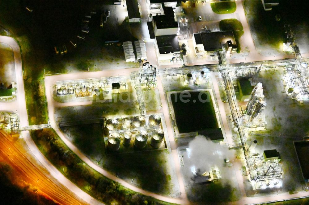 Nachtluftbild Bernburg (Saale) - Nachtluftbild Technische Anlagen im Industriegebiet des Industriepark Solvay in Bernburg (Saale) im Bundesland Sachsen-Anhalt, Deutschland