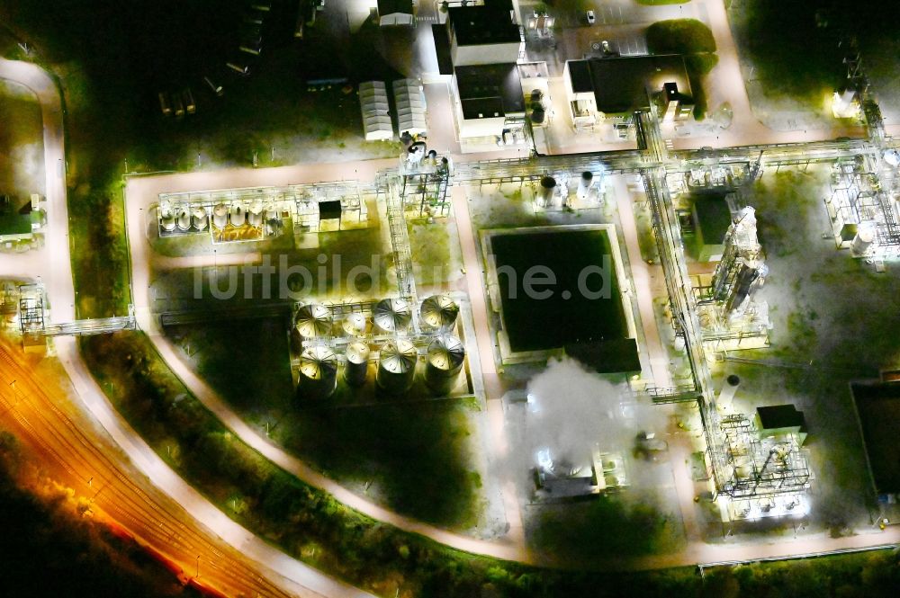 Nacht-Luftaufnahme Bernburg (Saale) - Nachtluftbild Technische Anlagen im Industriegebiet des Industriepark Solvay in Bernburg (Saale) im Bundesland Sachsen-Anhalt, Deutschland