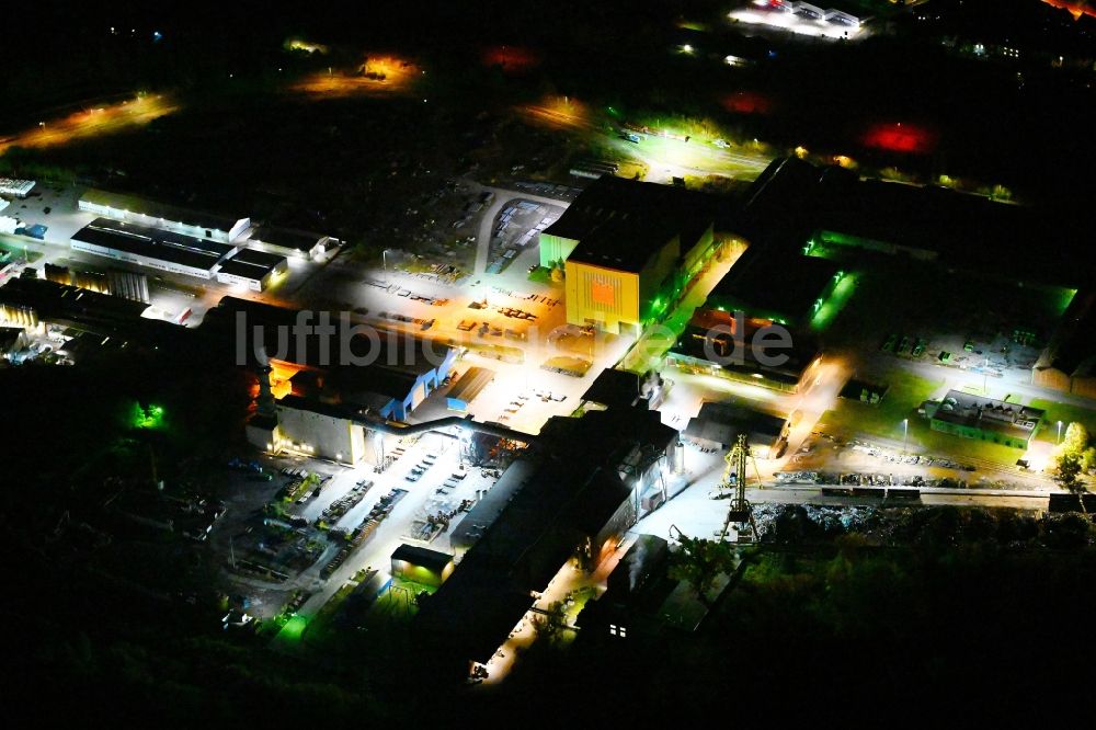 Nacht-Luftaufnahme Bous - Nachtluftbild Technische Anlagen und Produktionshallen des Stahlwerkes in Bous im Bundesland Saarland, Deutschland