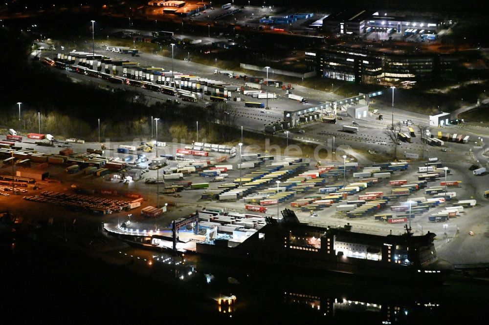 Nacht-Luftaufnahme Travemünde - Nachtluftbild Terminal Skandinavienkai im Ortsteil Ivendorf in Travemünde im Bundesland Schleswig-Holstein, Deutschland